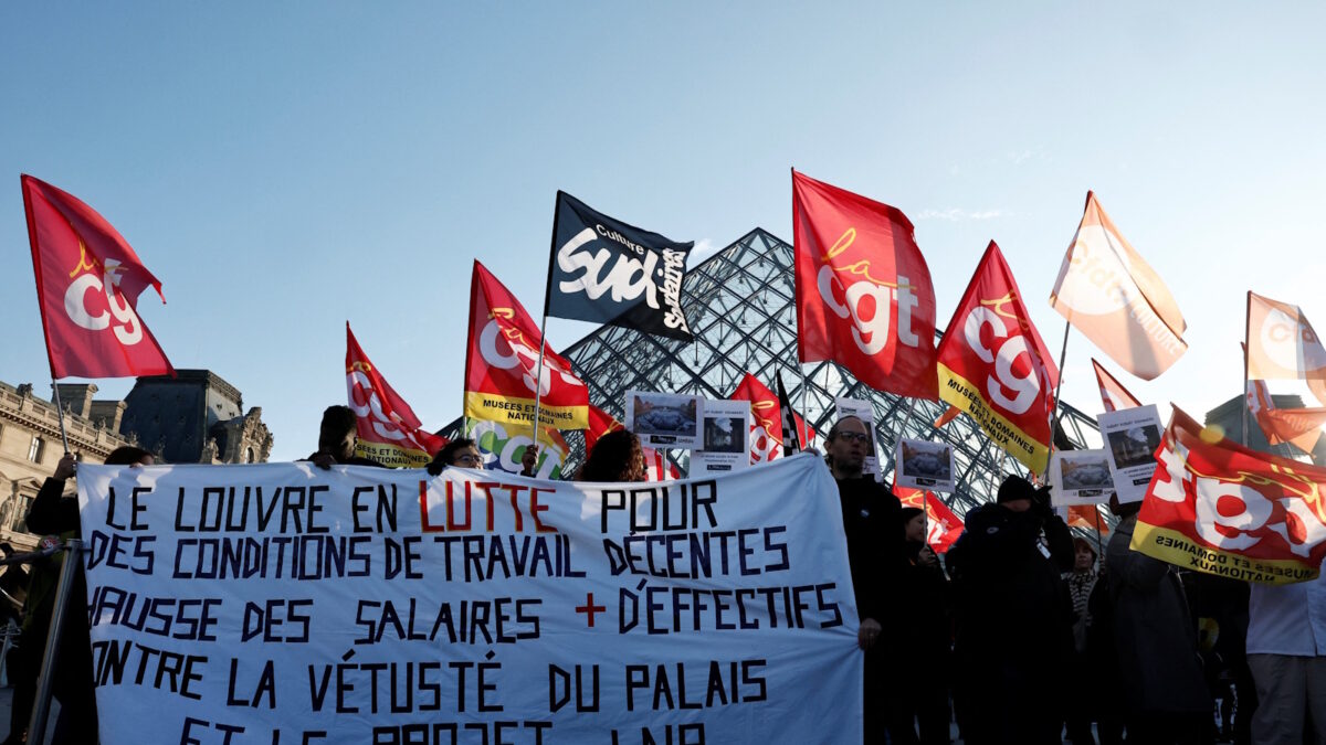 Οι εργαζόμενοι που απεργούν έξω από το Μουσείο του Λούβρου