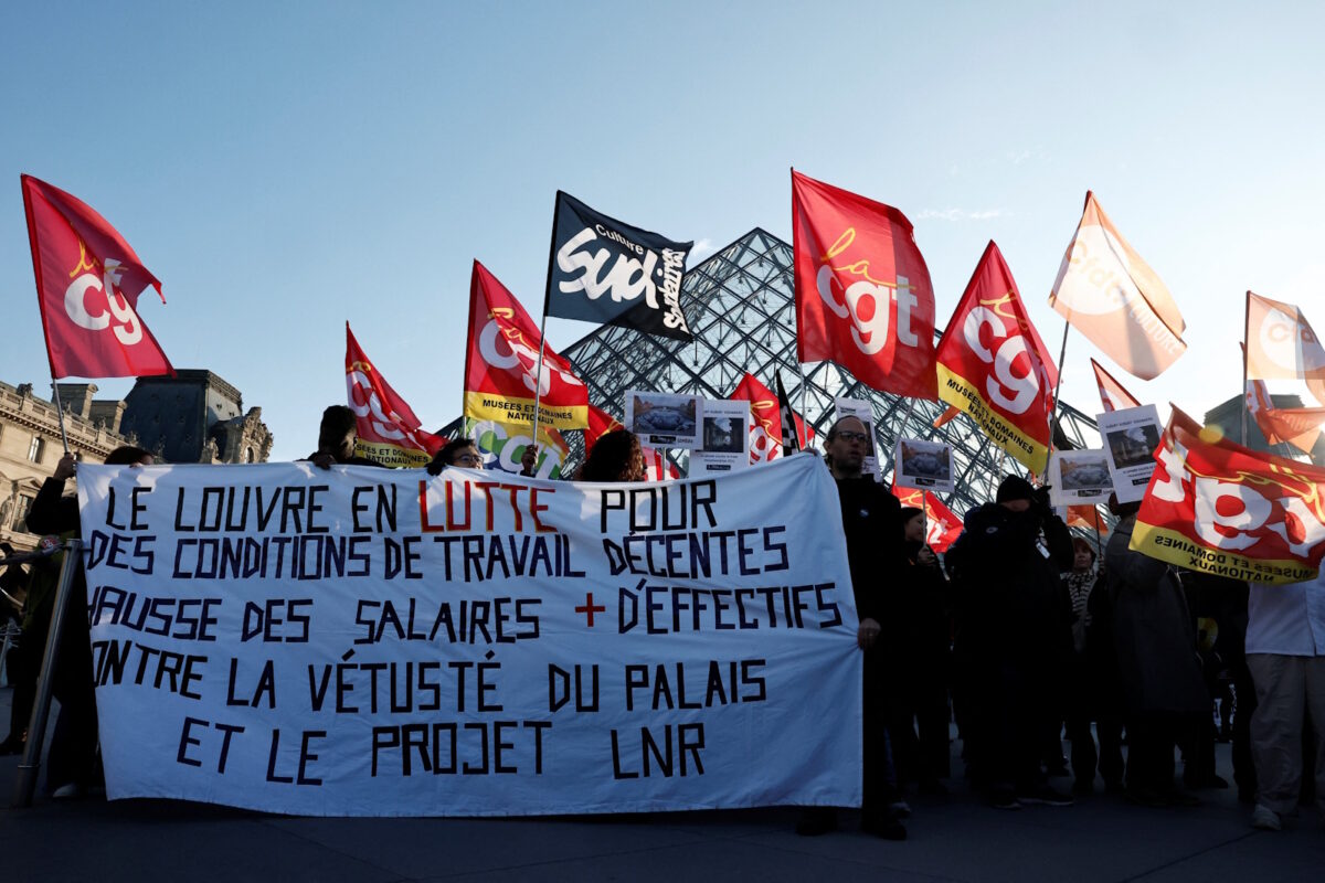 Οι εργαζόμενοι που απεργούν έξω από το Μουσείο του Λούβρου
