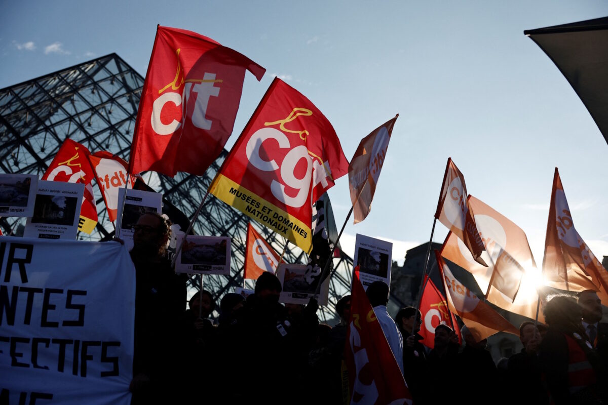 Οι εργαζόμενοι που απεργούν έξω από το Μουσείο του Λούβρου