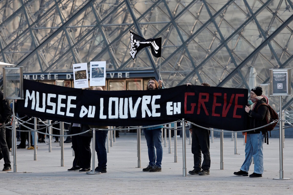 Οι εργαζόμενοι που απεργούν έξω από το Μουσείο του Λούβρου
