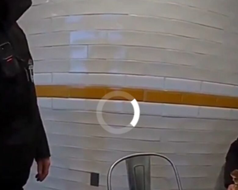 Λουίτζι Μαντζιόνε: Η στιγμή της σύλληψής του μέσα σε McDonald’s – Το βίντεο από τις κάμερες των αστυνομικών