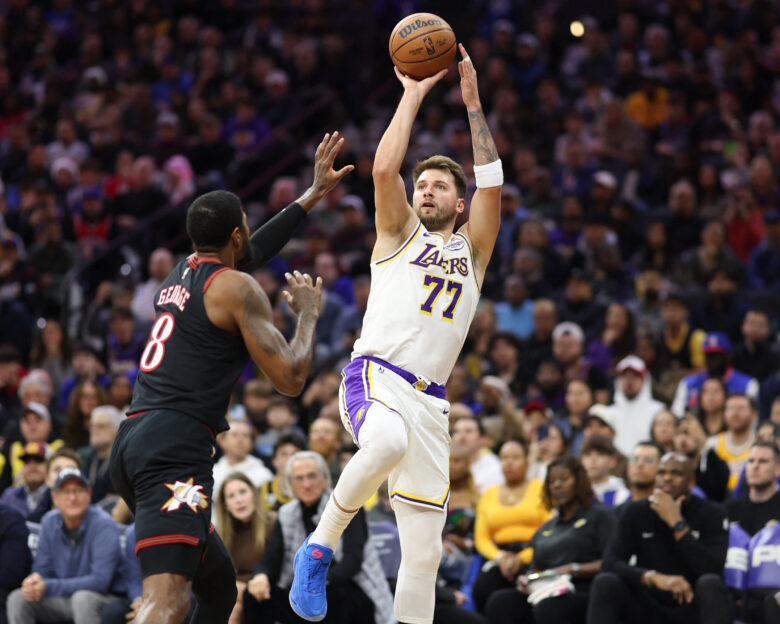 Αποτελέσματα NBA: Ντόντσιτς και Λεμπρόν «λύγισαν» τους Σίξερς, το «πάρτι» για τους Θάντερ συνεχίζεται