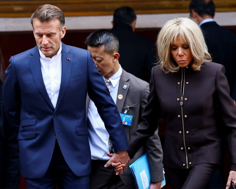 «Αφήστε ήσυχη την Μπριζίτ Μακρόν» – Η έκκληση της κυβένησης μετά τον σάλο στη Γαλλία για το «βρωμιάρες σκύλες»