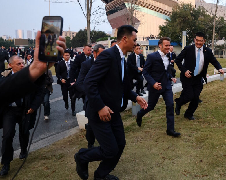 Εμανουέλ Μακρόν: Το σπρίντ του Γάλλου προέδρου για να χαιρετήσει φοιτητές στην Κίνα και ο αγώνας πινγκ πονγκ