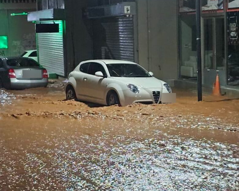 Η κακοκαιρία Byron «έπνιξε» Μάνδρα, Μέγαρα και Νέα Πέραμο – Βίντεο με τους ορμητικούς χειμάρρους