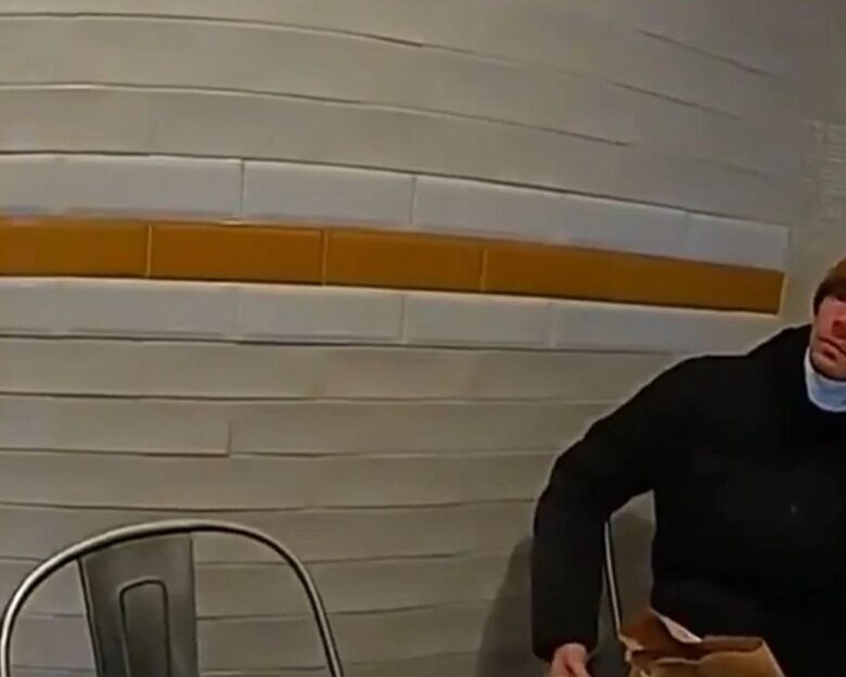 Λουίτζι Μαντζιόνε: Η στιγμή της σύλληψής του μέσα σε McDonald’s – Το βίντεο από τις κάμερες των αστυνομικών