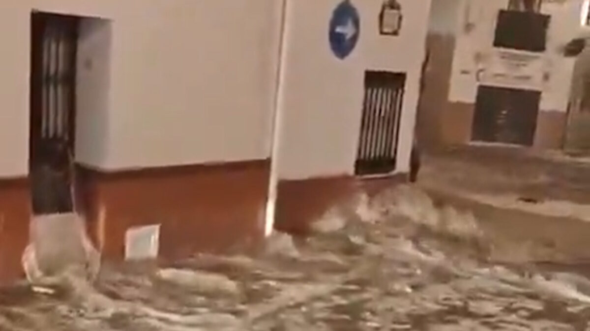 Χαλάζι και νερό έκαναν «ποτάμια» τους δρόμους στη Μάλαγα