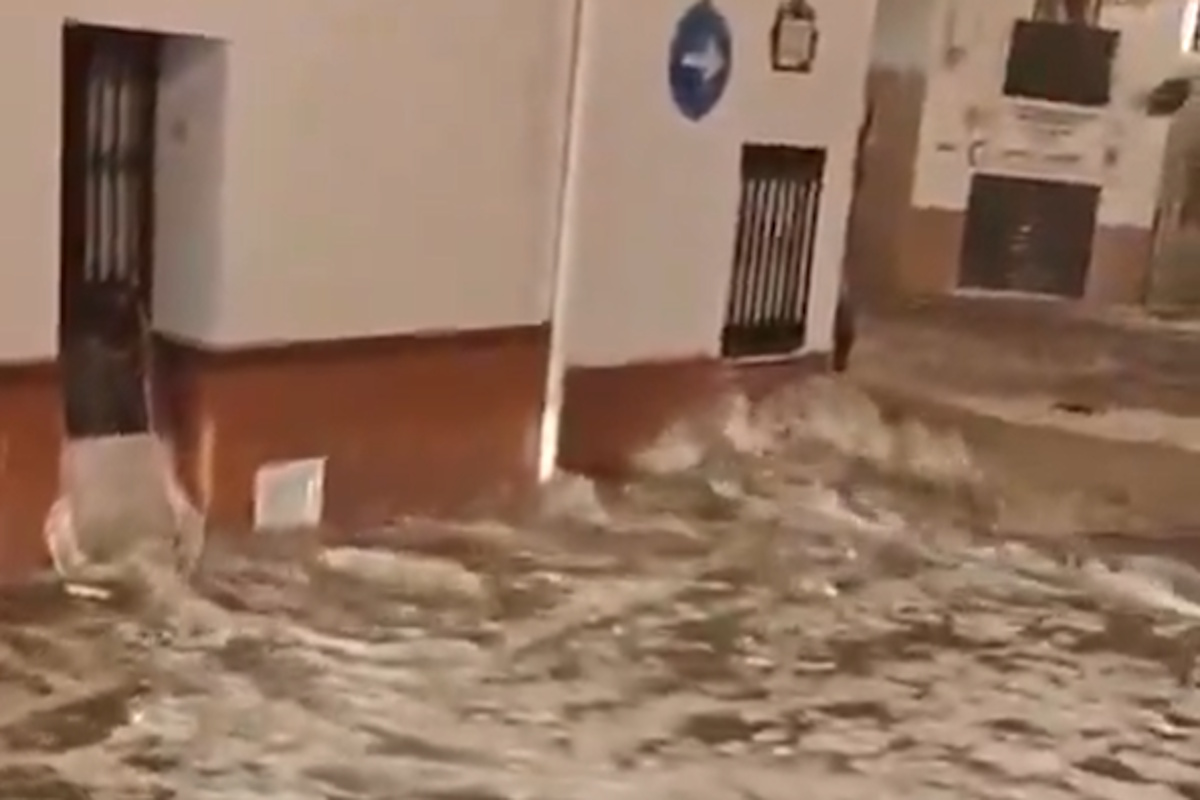 Χαλάζι και νερό έκαναν «ποτάμια» τους δρόμους στη Μάλαγα