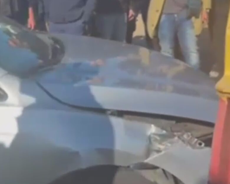 Θεσσαλονίκη: Οι αγρότες έκλεισαν την εθνική οδό στα Μάλγαρα – Οδηγός έπεσε πάνω σε τρακτέρ