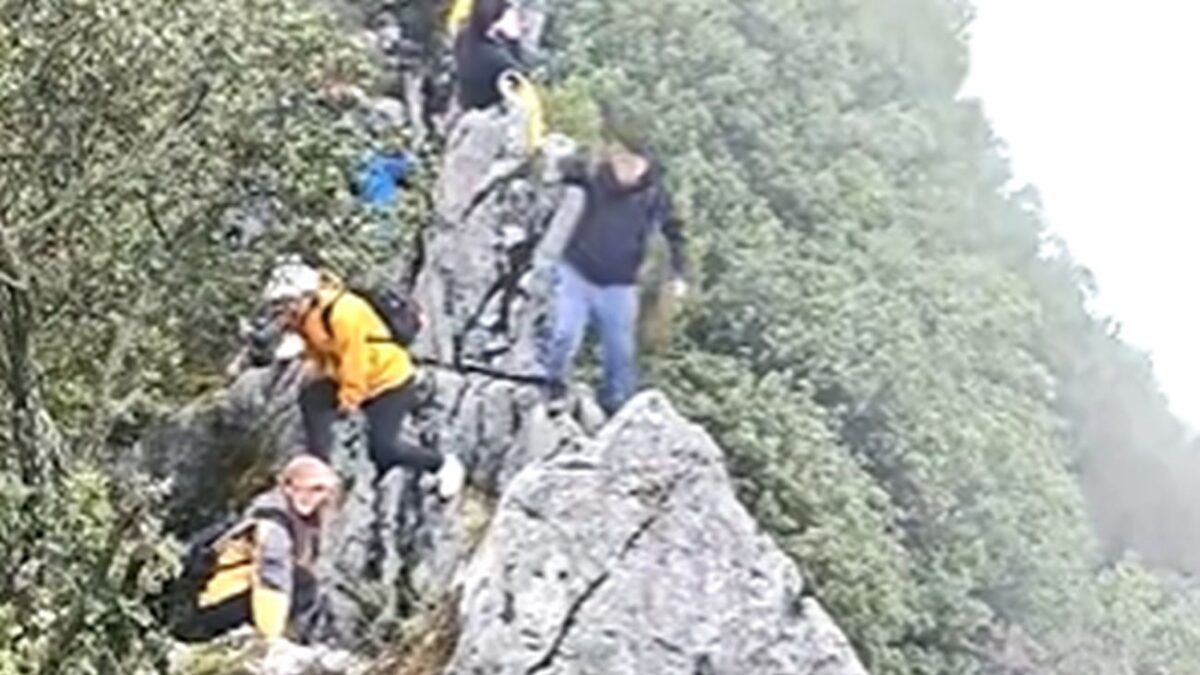 Πτώση άνδρα από γκρεμό στην Κίνα