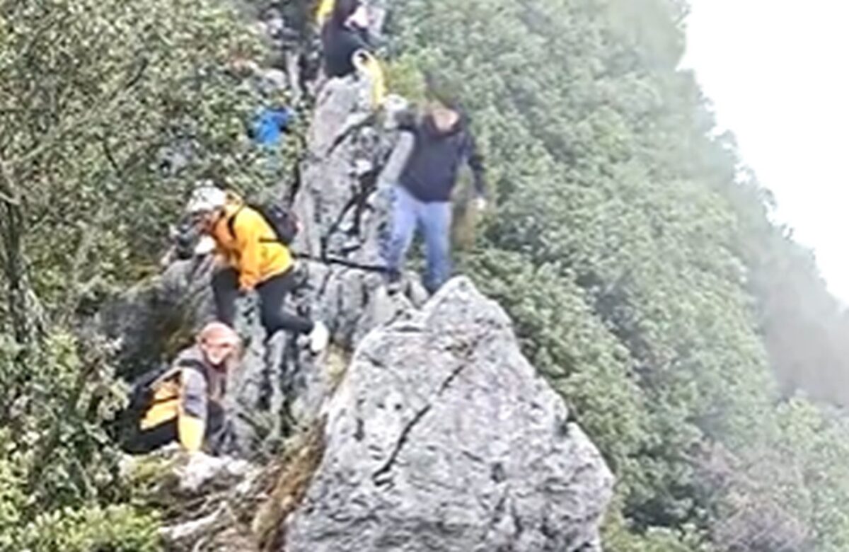 Πτώση άνδρα από γκρεμό στην Κίνα