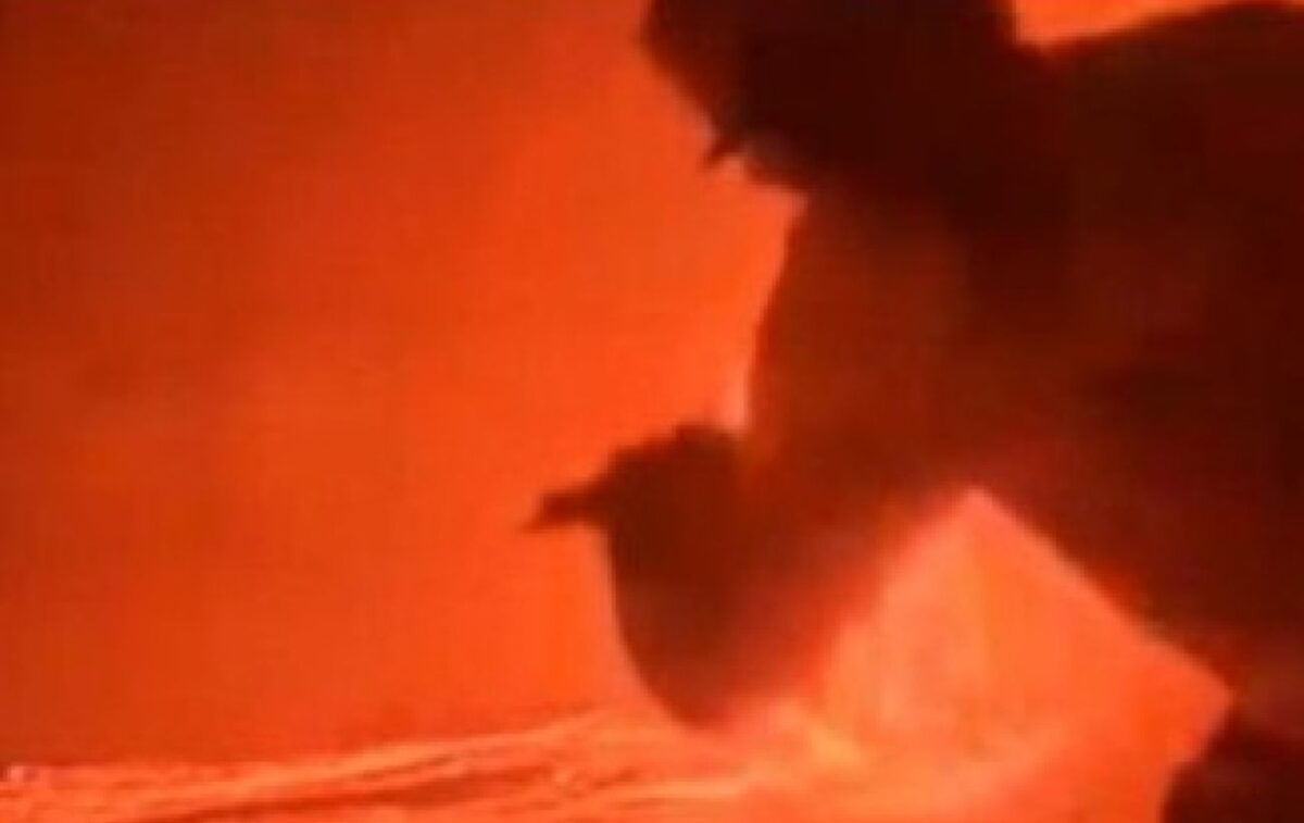 Νεαροί πόζαραν μπροστά δίπλα στη λάβα του ηφαιστείου Κιλαουέα στη Χαβάη