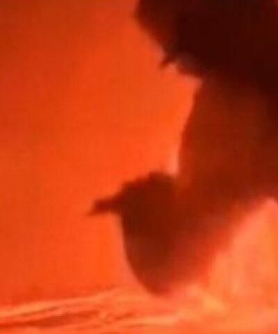 Νεαροί πόζαραν μπροστά δίπλα στη λάβα του ηφαιστείου Κιλαουέα στη Χαβάη