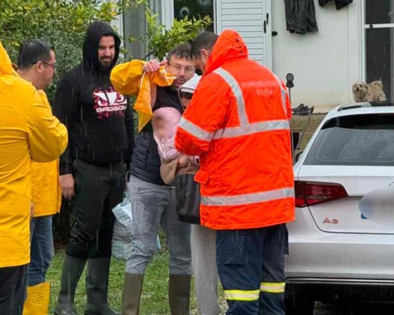 Κακοκαιρία Byron: Εντυπωσιακή διάσωση μητέρας και βρέφους από την πλημμυρισμένη Μάνδρα – Δείτε βίντεο