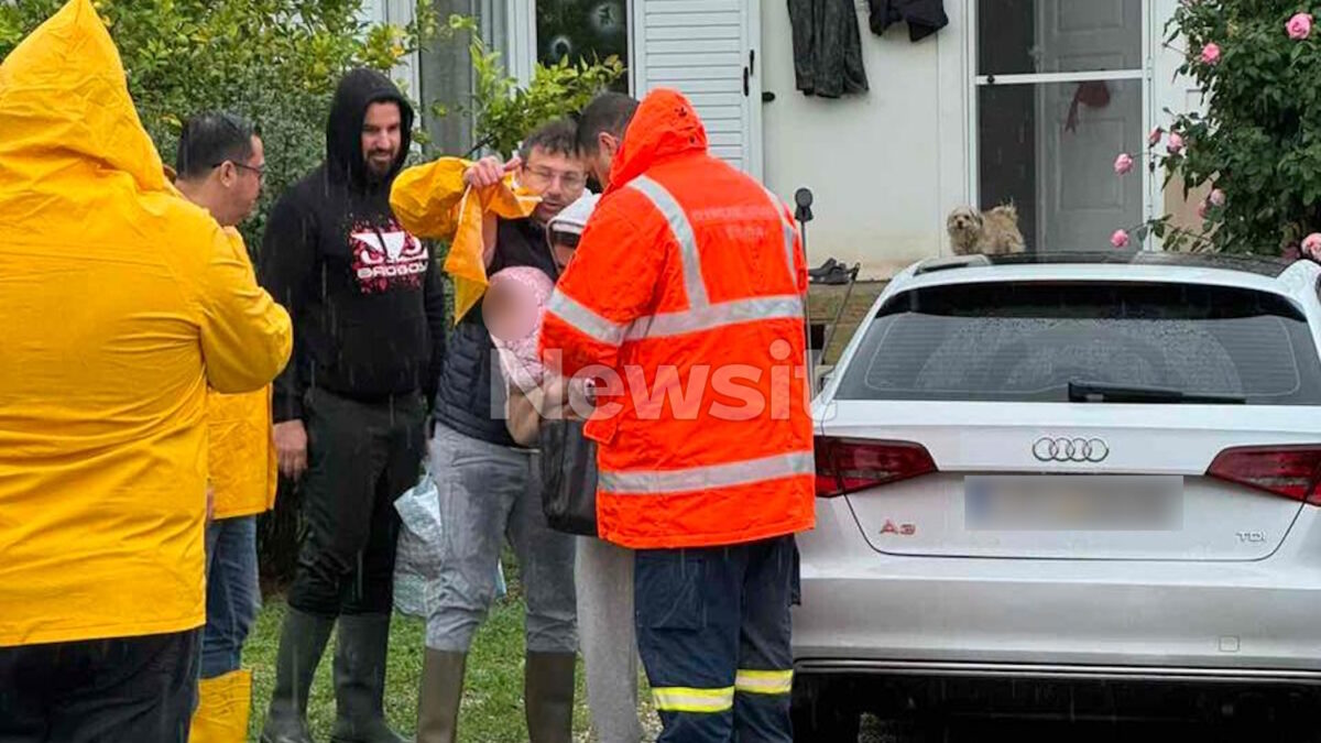 Η διάσωση μητέρας και κόρης από τη Μάνδρα