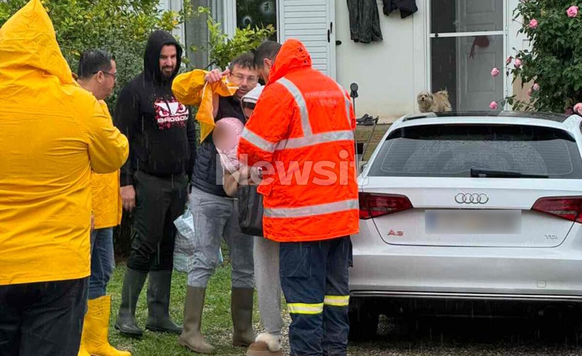 Η διάσωση μητέρας και κόρης από τη Μάνδρα