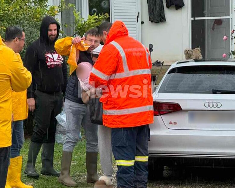 Κακοκαιρία Byron: Εντυπωσιακή διάσωση μητέρας και βρέφους από την πλημμυρισμένη Μάνδρα – Δείτε βίντεο