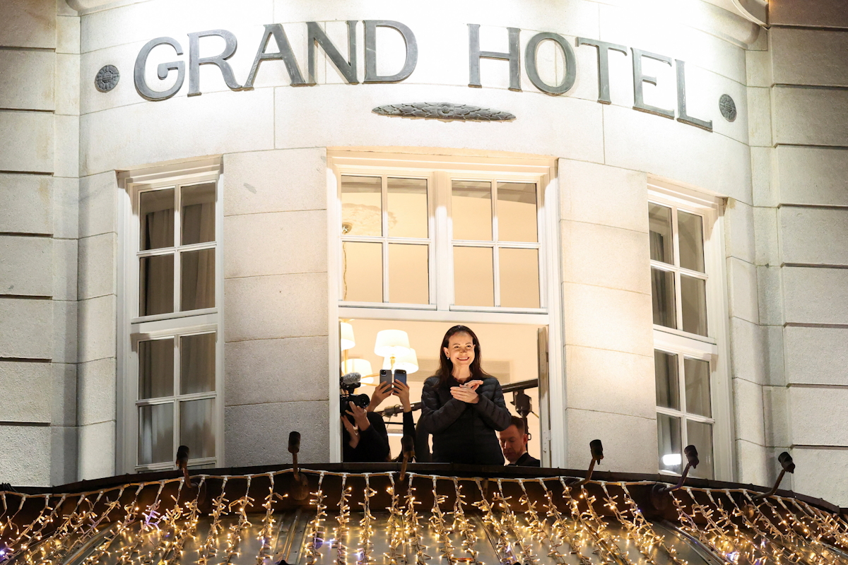 Η βραβευμένη με το Νόμπελ Ειρήνης Μαρία Κορίνα Ματσάντο αντιδρά καθώς κατευθύνεται προς το Στόρτινγκ, στο Όσλο