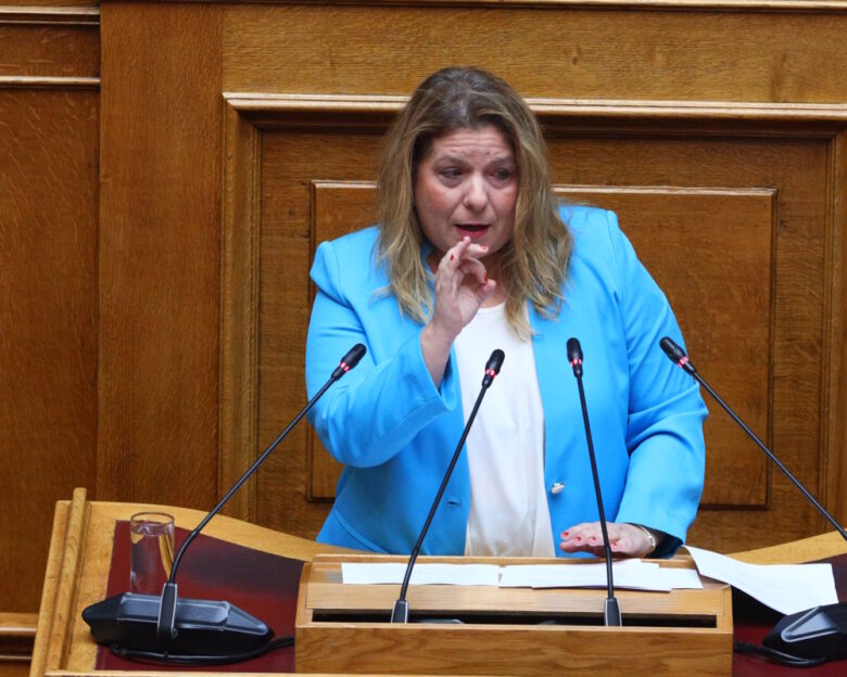 Μαρία Συρεγγέλα για τη σεξιστική επίθεση από τη Ζωή Κωνσταντοπούλου: «Έχω σκίσει πολλές φορές το καλσόν»