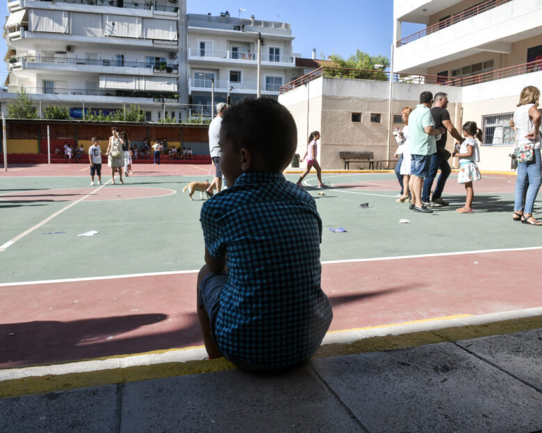 Λουτράκι: Επιμένει στην καταγγελία η δασκάλα του 6χρονου – «Την θώπευσε στο στήθος, είχε ερωτική διάθεση» λέει ο δικηγόρος της