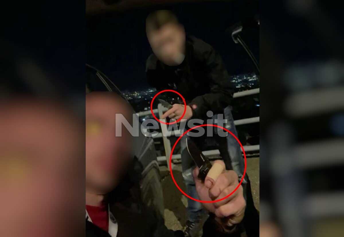 Οι δράστες επιδεικνύουν τα μαχαίρια