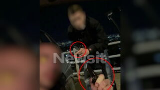 Οι δράστες επιδεικνύουν τα μαχαίρια