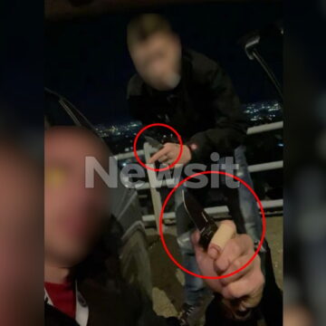 Οι δράστες επιδεικνύουν τα μαχαίρια