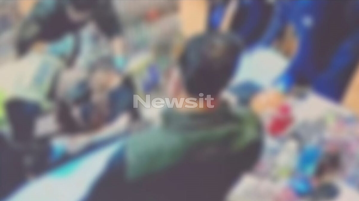 Η στιγμή που τον νεαρό άνδρα παραλαμβάνουν οι διασώστες του ΕΚΑΒ