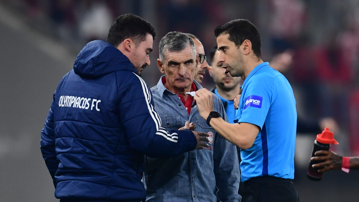 Ο Μεντιλίμπαρ με τον διαιτητή του αγώνα (ΓΙΩΡΓΟΣ ΜΑΤΘΑΙΟΣ