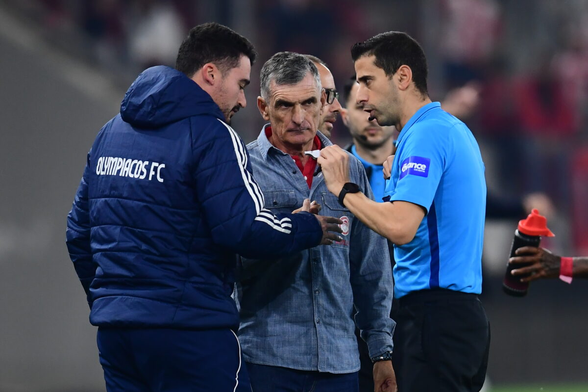 Ο Μεντιλίμπαρ με τον διαιτητή του αγώνα (ΓΙΩΡΓΟΣ ΜΑΤΘΑΙΟΣ