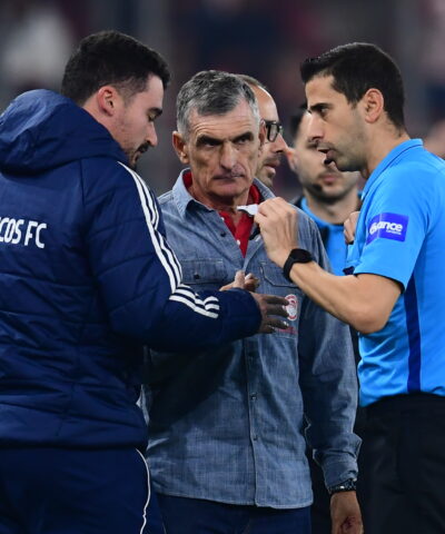 Ο Μεντιλίμπαρ με τον διαιτητή του αγώνα (ΓΙΩΡΓΟΣ ΜΑΤΘΑΙΟΣ