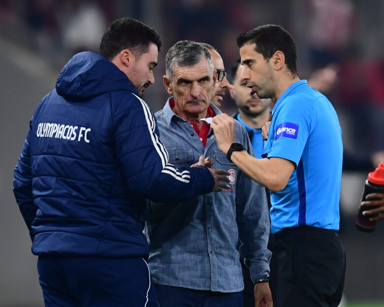 Ο Μεντιλίμπαρ με τον διαιτητή του αγώνα (ΓΙΩΡΓΟΣ ΜΑΤΘΑΙΟΣ