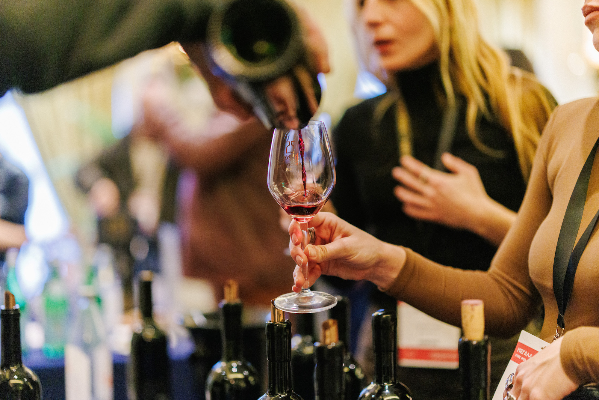 Στα Μεγάλα Κόκκινα Κρασιά θα βρείτε 23 ελληνικά και 29 ξένα οινοποιεία, δηλαδή περίπου 150 ετικέτες από την κορυφή της οινικής πυραμίδας.