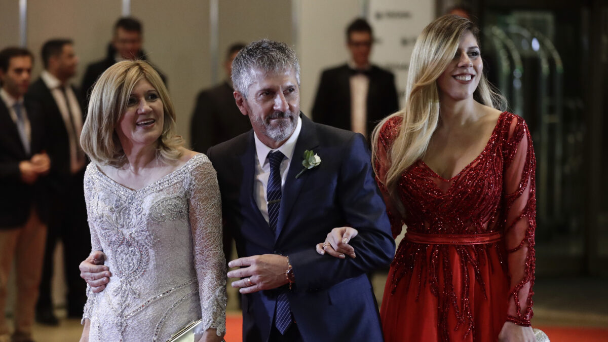 Η αδερφή του Μέσι, με τον πατέρα και τη μητέρα τους (AP Photo