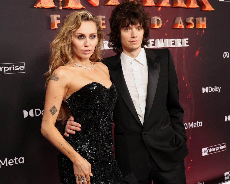 H Μάιλι Σάιρους αρραβωνιάστηκε με τον επί 4 χρόνια σύντροφό της, Μαξ Μοράντο – Το εντυπωσιακό δαχτυλίδι που της χάρισε