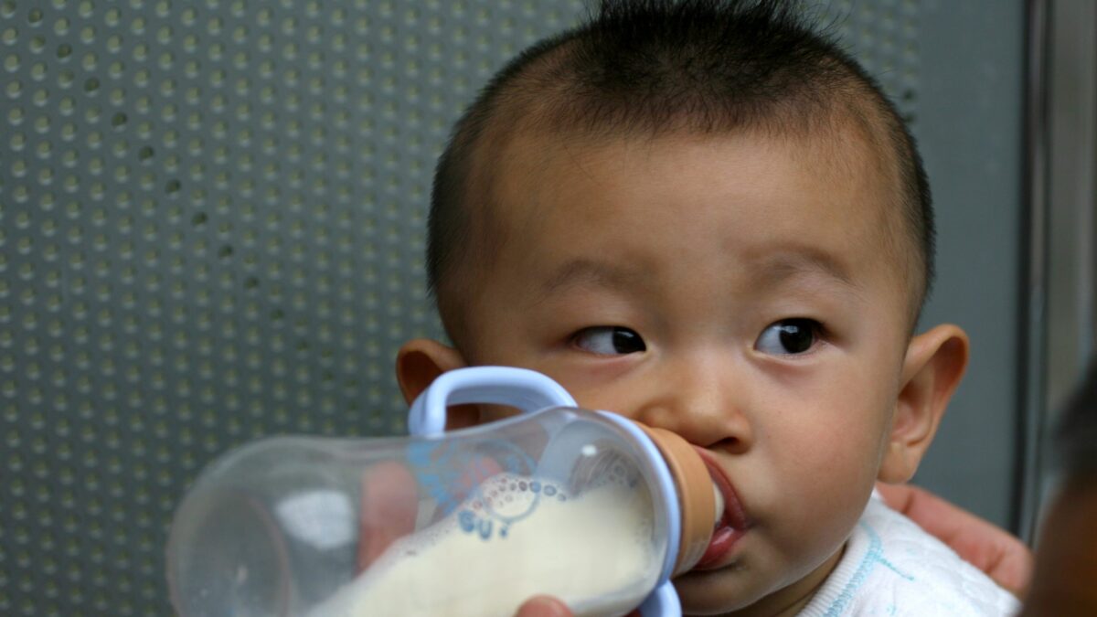 Μωρό πίνει γάλα