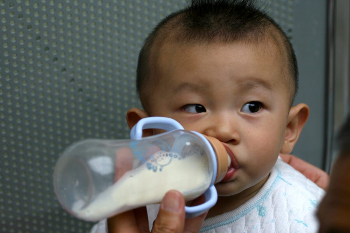 Μωρό πίνει γάλα