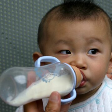 Μωρό πίνει γάλα