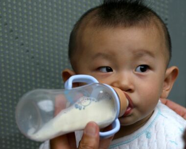 Μωρό πίνει γάλα