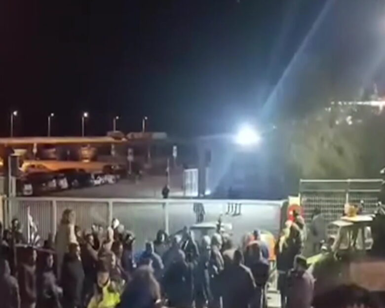 Μυτιλήνη: Αγρότες εμπόδισαν τους επιβάτες να μπουν στο πλοίο «Διαγόρας» – Αναχώρησε από το λιμάνι άδειο