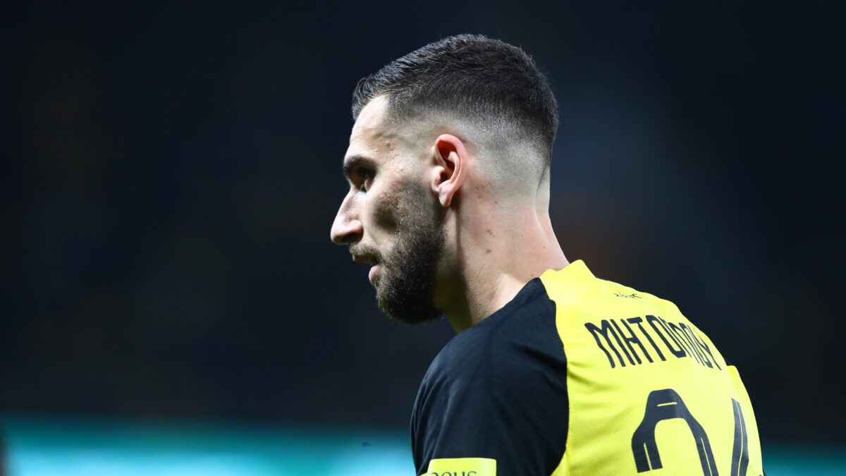 Ο Μήτογλου με τη φανέλα της ΑΕΚ (ΜΑΡΚΟΣ ΧΟΥΖΟΥΡΗΣ