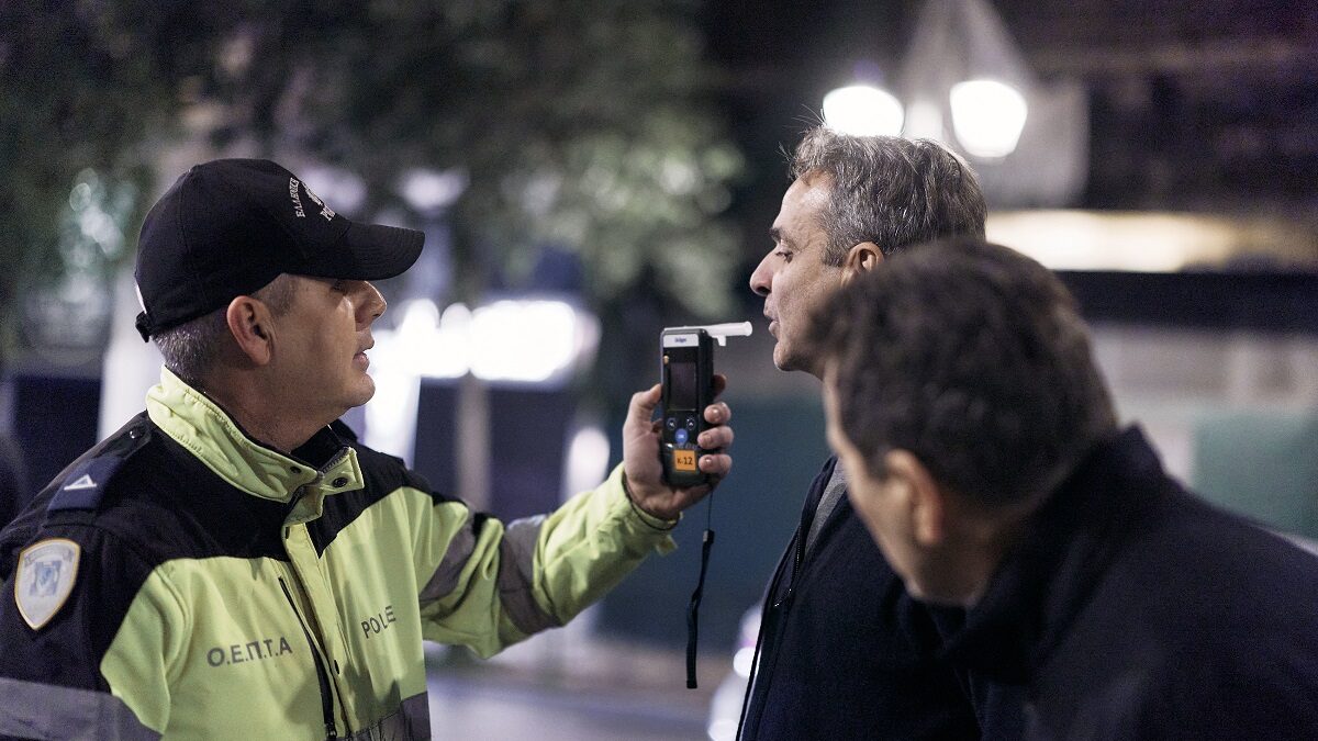 Κυριάκος Μητσοτάκης: Επισκέφθηκε μπλόκο για αλκοτέστ μαζί με τον Μιχάλη Χρυσοχοΐδη το βράδυ του Σαββάτου