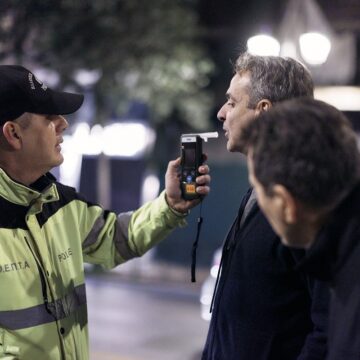 Κυριάκος Μητσοτάκης: Επισκέφθηκε μπλόκο για αλκοτέστ μαζί με τον Μιχάλη Χρυσοχοΐδη το βράδυ του Σαββάτου