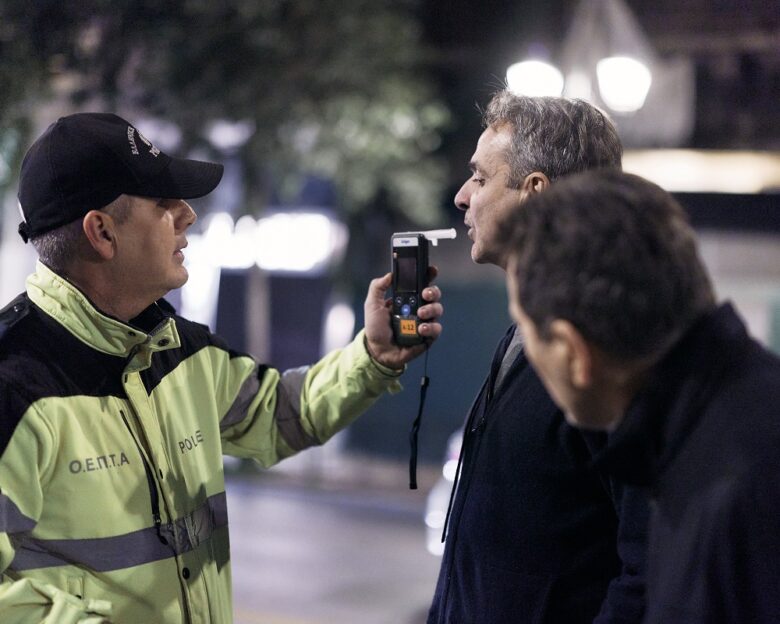 Κυριάκος Μητσοτάκης: Επισκέφθηκε μπλόκο για αλκοτέστ μαζί με τον Μιχάλη Χρυσοχοΐδη το βράδυ του Σαββάτου