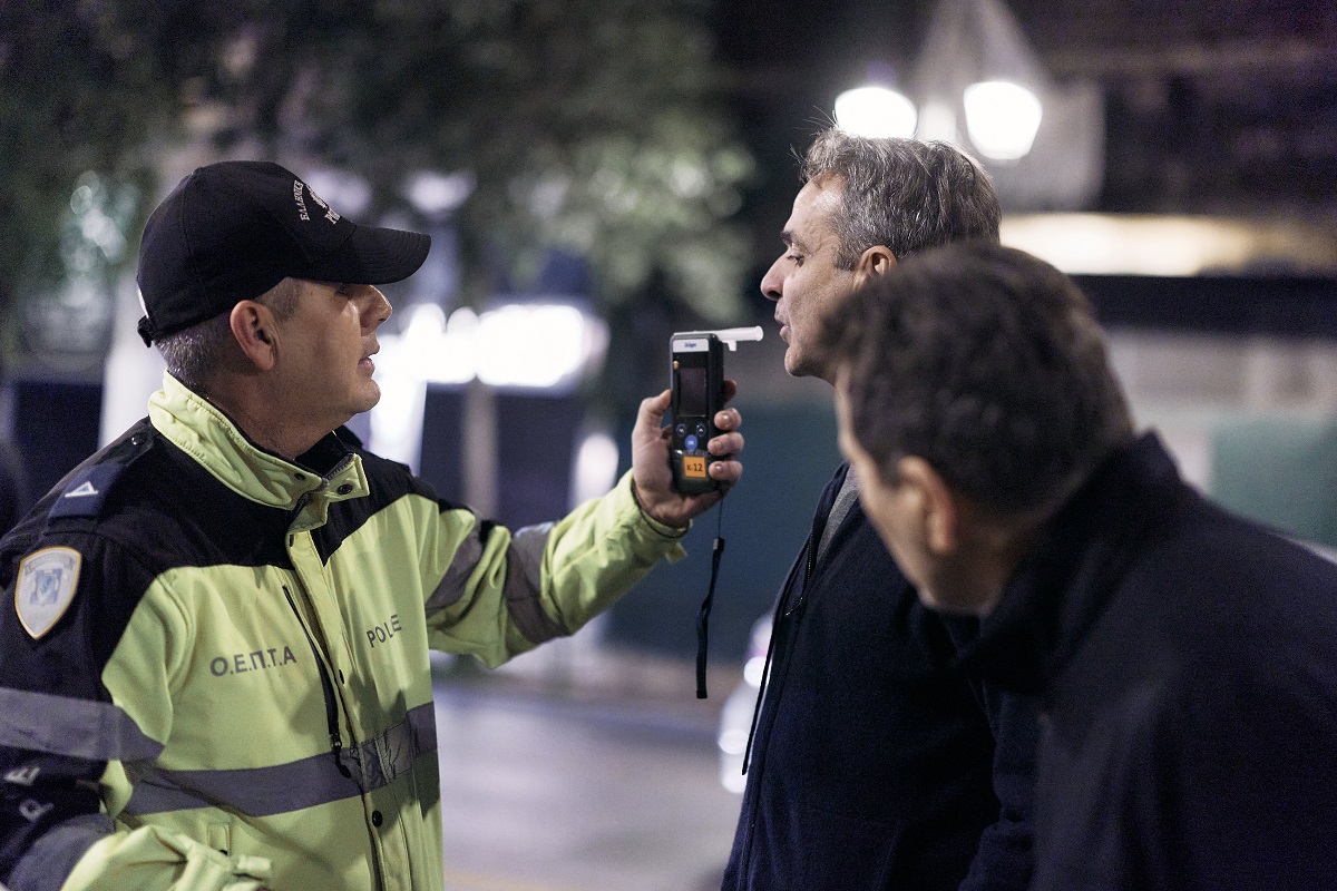 Κυριάκος Μητσοτάκης: Επισκέφθηκε μπλόκο για αλκοτέστ μαζί με τον Μιχάλη Χρυσοχοΐδη το βράδυ του Σαββάτου