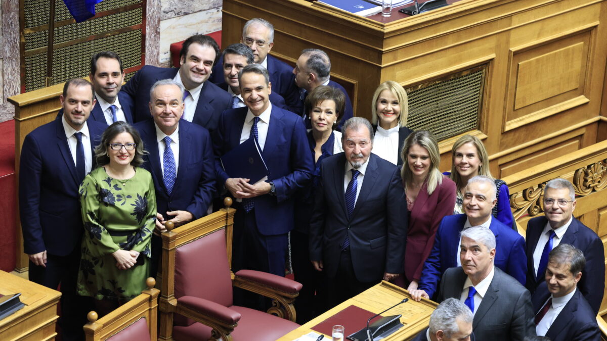 Ο Κυριάκος Μητσοτάκης με «γαλάζιους» βουλευτές