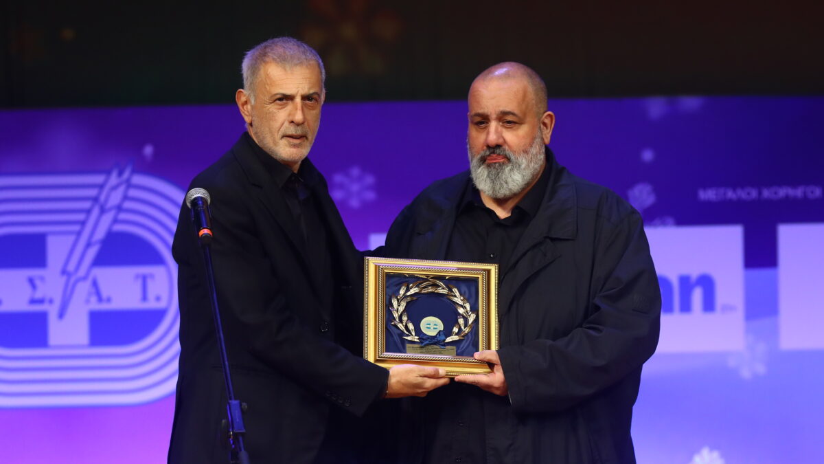 Ο αντιπρόεδρος του Ολυμπιακού, Κώστας Καραπαπάς παρέλαβε το βραβείο για τον Βαγγέλη Μαρινάκη (ΜΑΡΚΟΣ ΧΟΥΖΟΥΡΗΣ