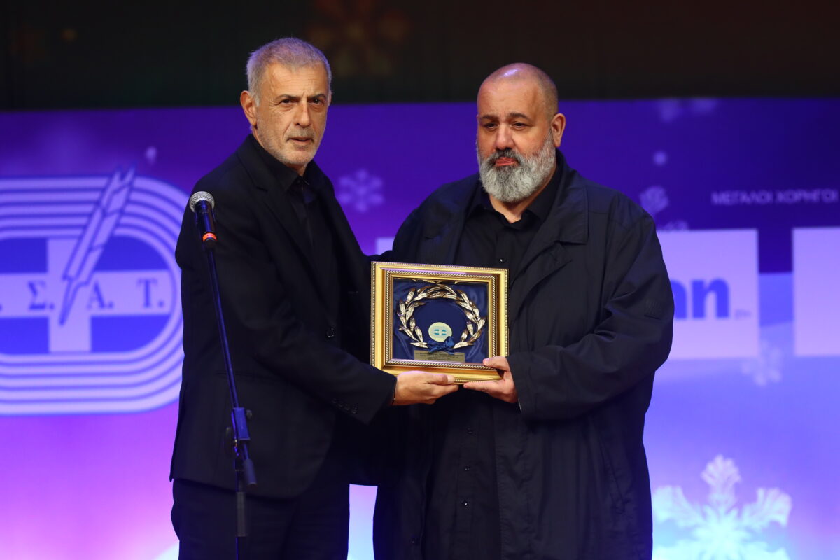 Ο αντιπρόεδρος του Ολυμπιακού, Κώστας Καραπαπάς παρέλαβε το βραβείο για τον Βαγγέλη Μαρινάκη (ΜΑΡΚΟΣ ΧΟΥΖΟΥΡΗΣ