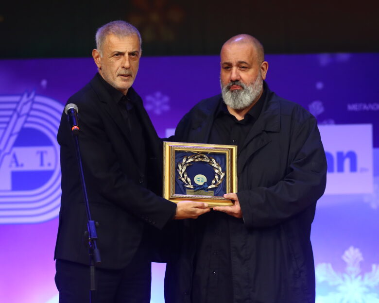 Ο αντιπρόεδρος του Ολυμπιακού, Κώστας Καραπαπάς παρέλαβε το βραβείο για τον Βαγγέλη Μαρινάκη (ΜΑΡΚΟΣ ΧΟΥΖΟΥΡΗΣ