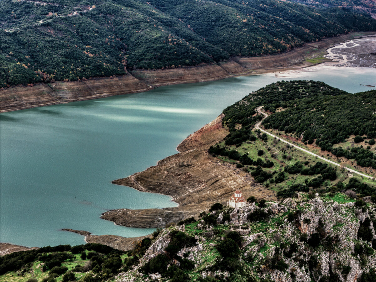 Η λίμνη Μόρνου με χαμηλή στάθμη νερού